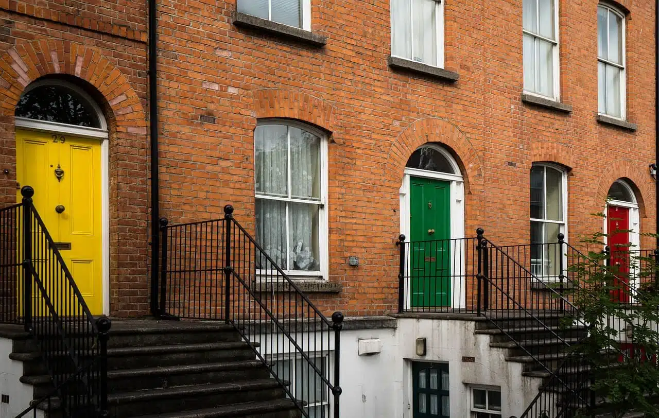 Por que hay puertas de colores en Dublin