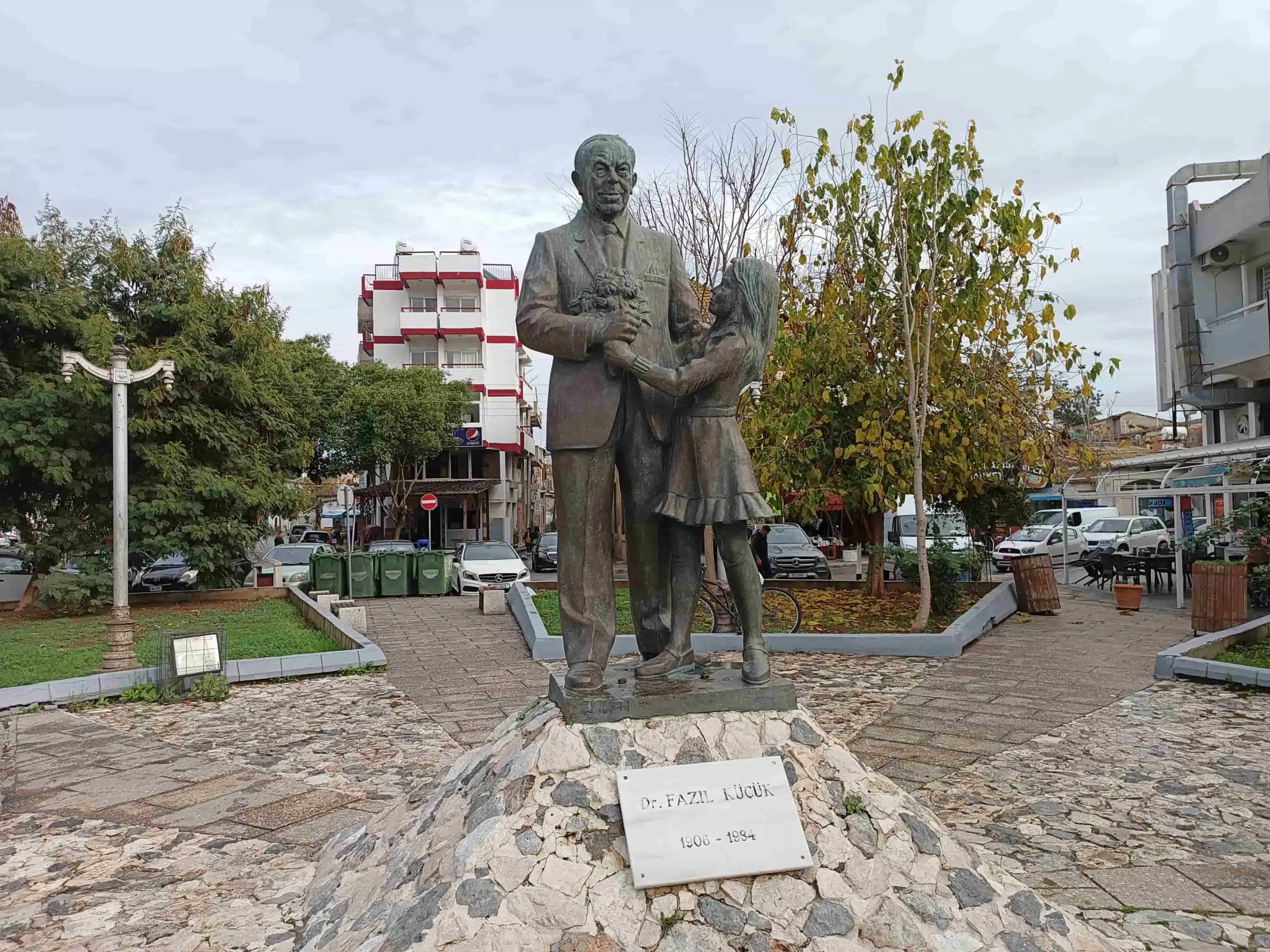 Estatua de Fazıl Küçük en Nicosia Chipre