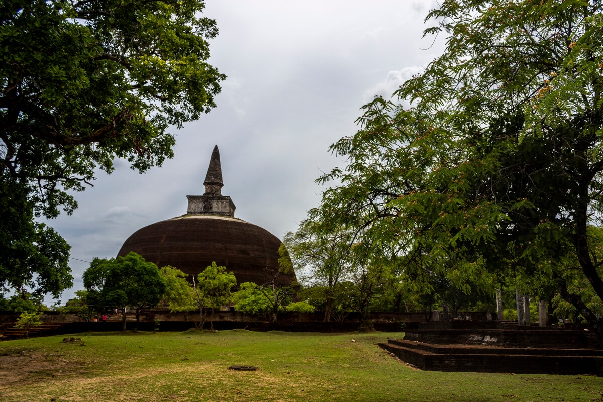 stupa polonnaruwa