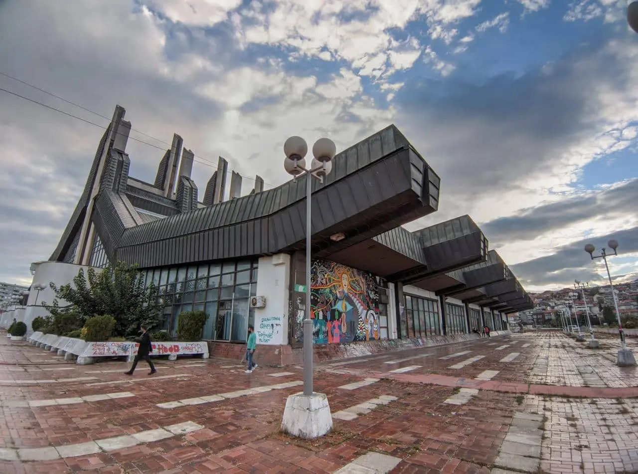 edificios socialistas en Pristina Kosovo.