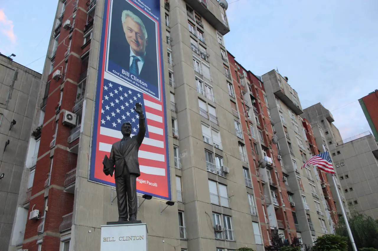 Estatua Bill Clinton en Pristina, Kosovo Estatua Bill Clinton en Pristina, Kosovo