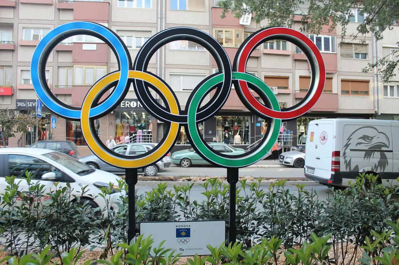 monumento juegos olímpicos en Pristina Kosovo