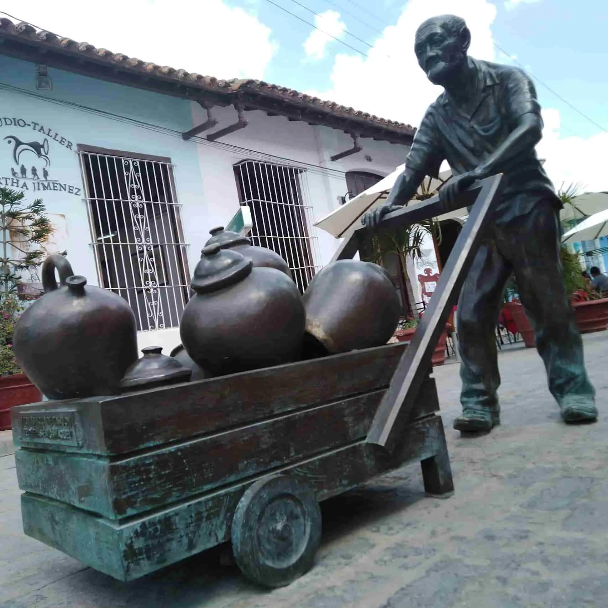 tinajones Camagüey. Estatua