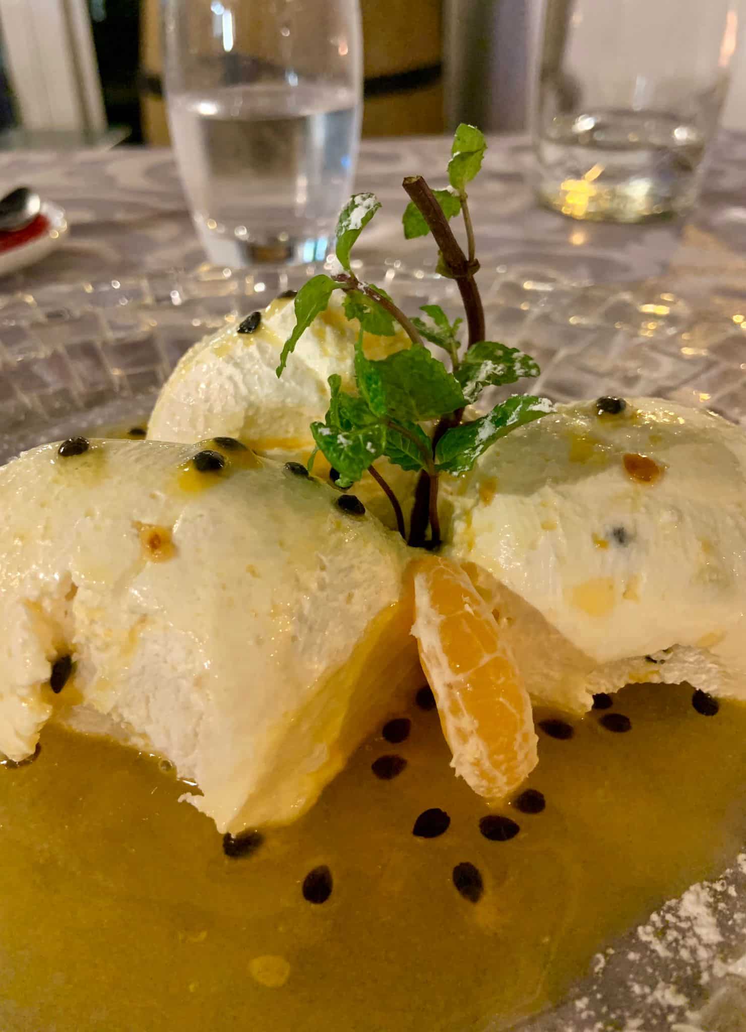Postres tradicionales de Madeira. mousse de fruta de la pasión.