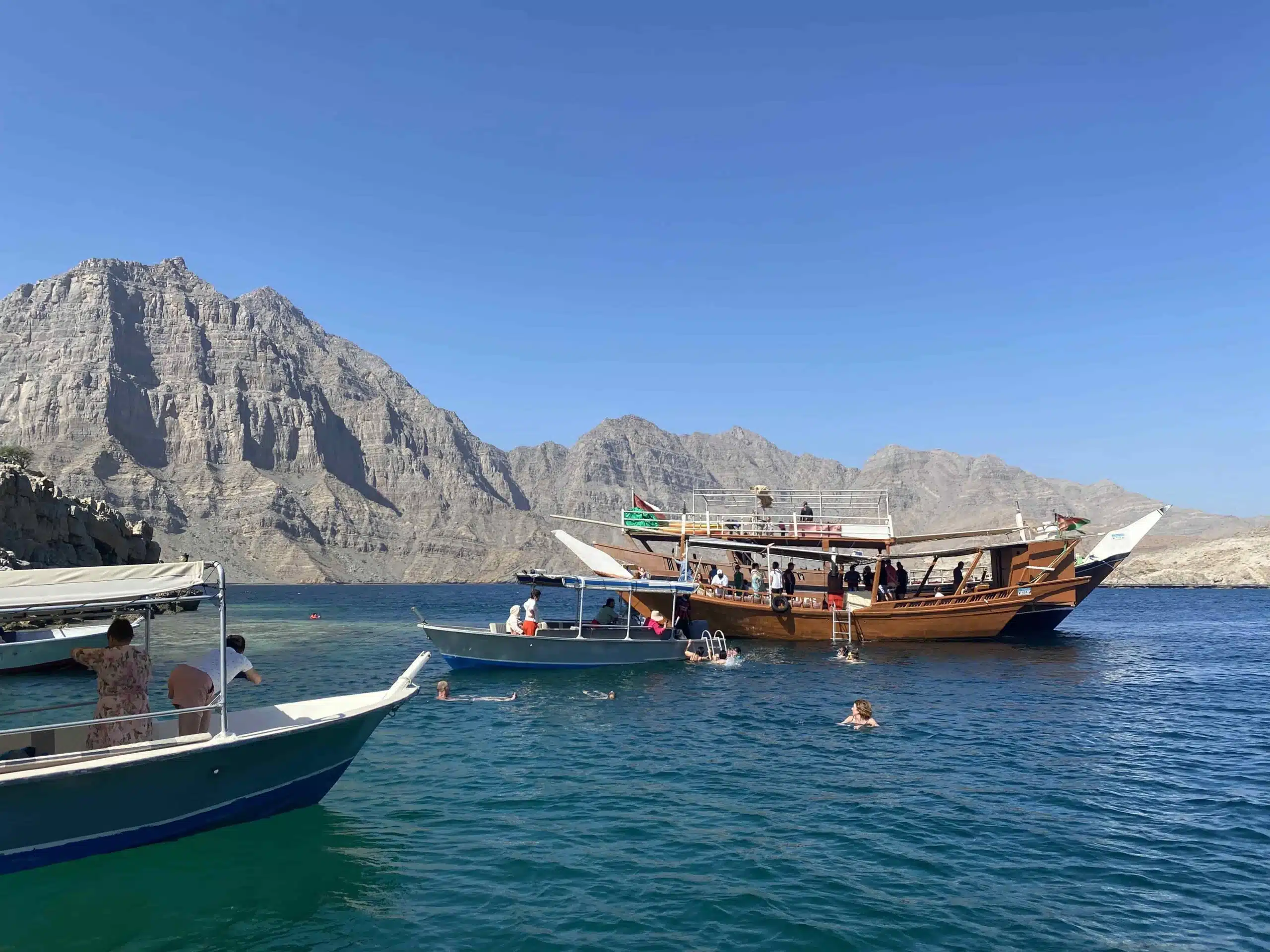 Crucero en dhow por Khasab. Delfines en los fiordos de Musandam