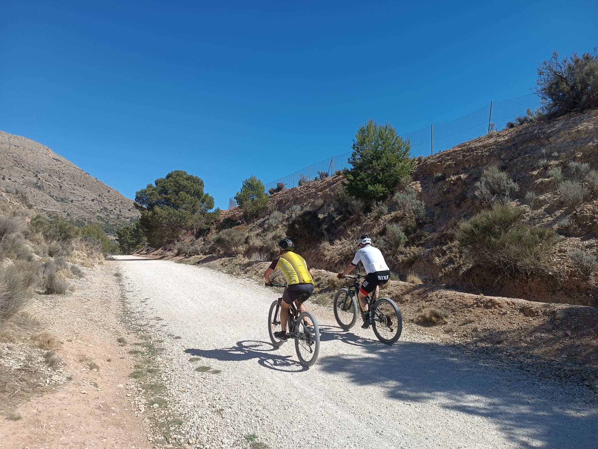Ciclistas en vía verde Maigmó Alicante