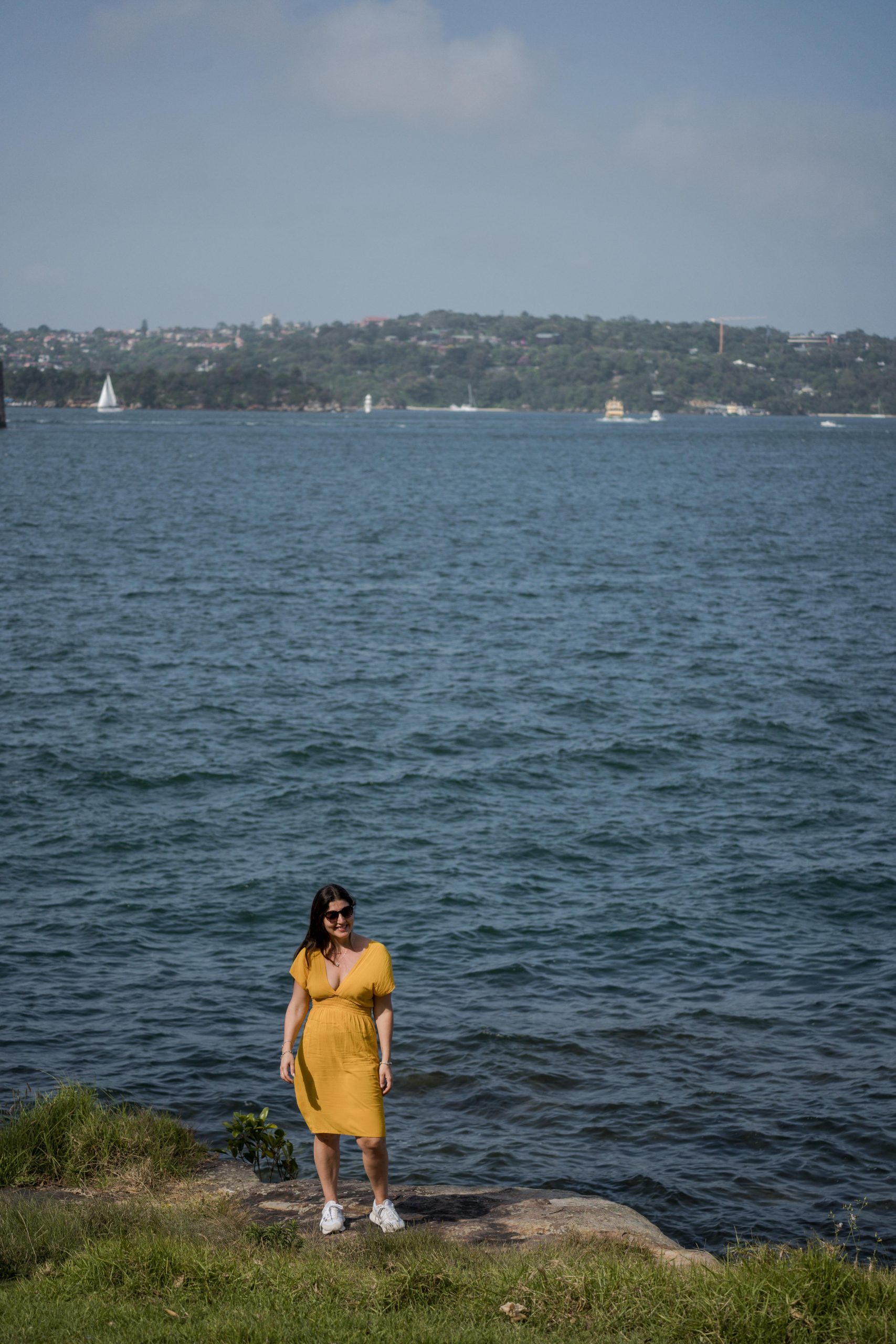 mujer de espaldas a la marina en el Jardín Botánico de Sidney